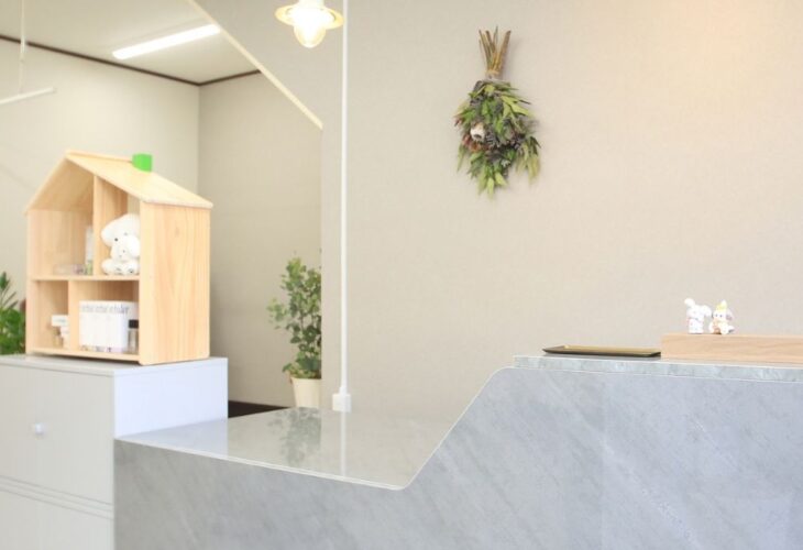 店舗の受付と落ち着いた店内