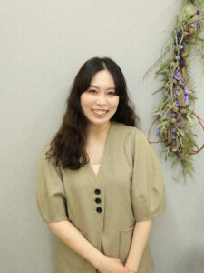 鴻巣市のまつ毛サロン「アイデザイン ツツ.」代表の顔写真｜マツエク・まつ毛パーマ・アイブロウ施術