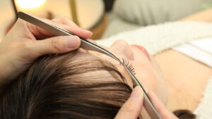 マツエク施術中の様子｜鴻巣市のまつ毛サロン アイデザイン ツツ.