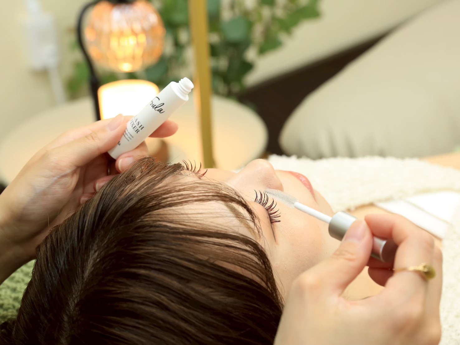 鴻巣のまつ毛・眉毛サロン ツツ.で仕上げのまつ毛ケアを丁寧に行っている様子