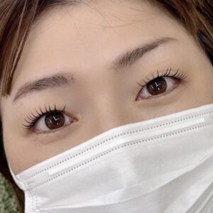 鴻巣のマツエク口コミで参考になる自然で上品な目元デザイン
