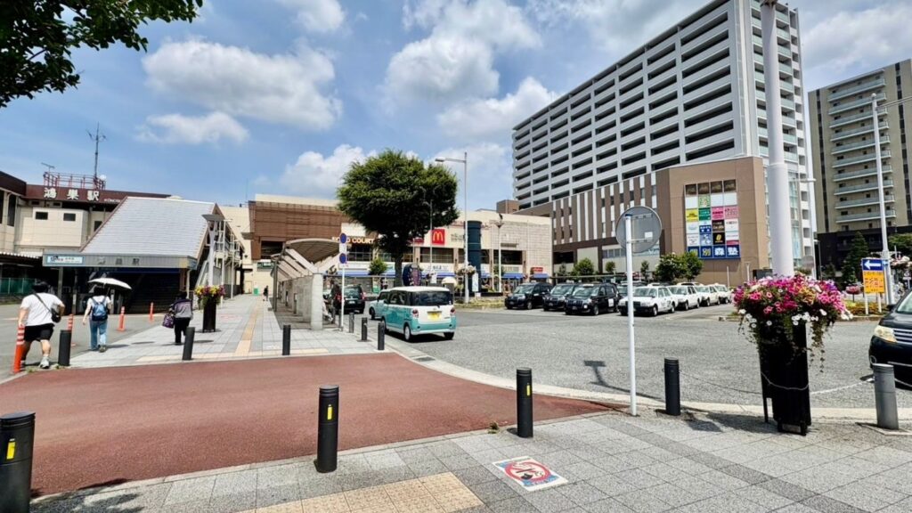 鴻巣駅東口を出たら、駅前広場から東へ進みます。