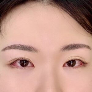 鴻巣のアイブロウ施術で眉毛の左右バランスと毛流れを整えたデザイン