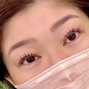 鴻巣の眉毛サロンでHBLとまつ毛のデザインを組み合わせた目元の施術例