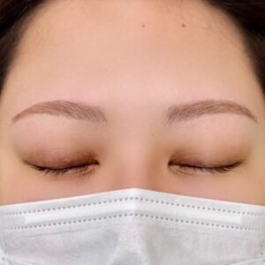 鴻巣のツツ.で自眉を生かして毛流れを整えたHBLの仕上がり例