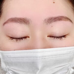 鴻巣のツツ.で毛流れを自然に整えたハリウッドブロウリフトの眉デザイン
