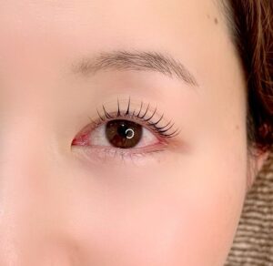 自まつ毛を生かしてふんわり立ち上げた鴻巣のラッシュリフト施術例