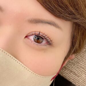 鴻巣のまつげパーマ施術例。やわらかなカールと自然な束感を合わせた片目アップ